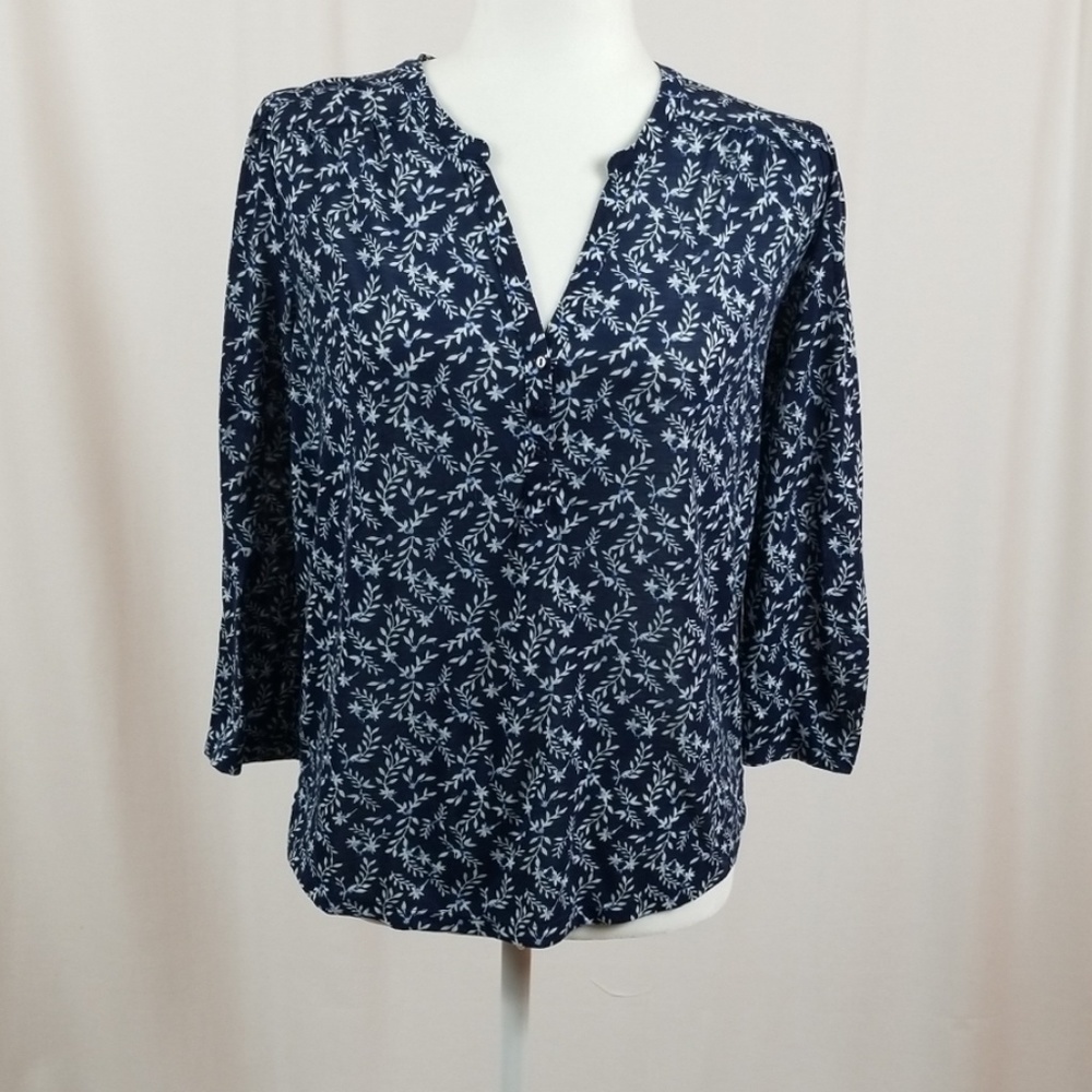 H&M blue and white floral 3/4 sleeve length top.